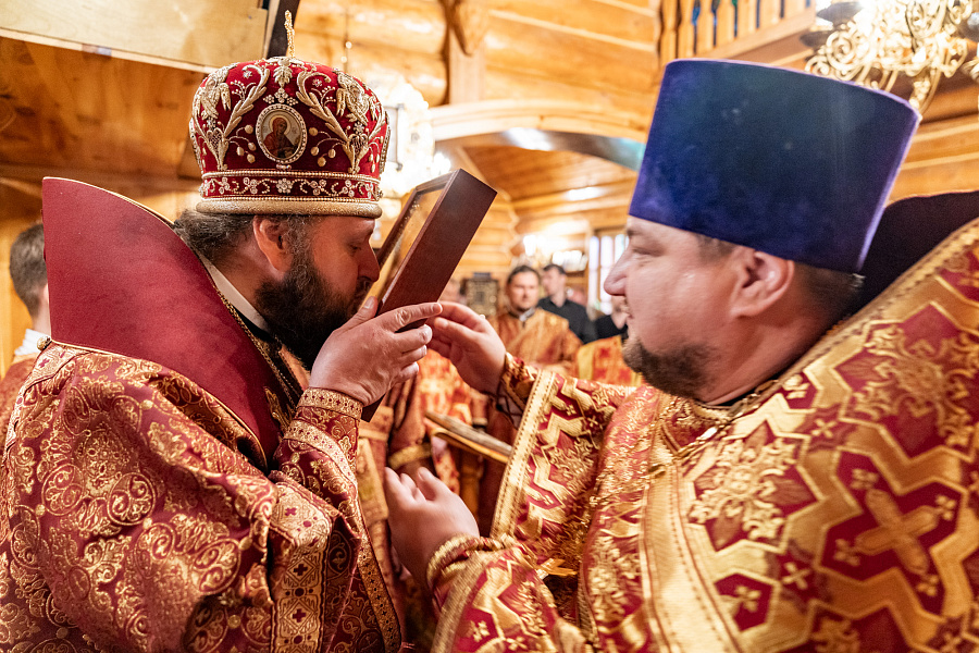 Божественная литургия в храме царственных страстотерпцев деревни Плещеево г.о. Подольск